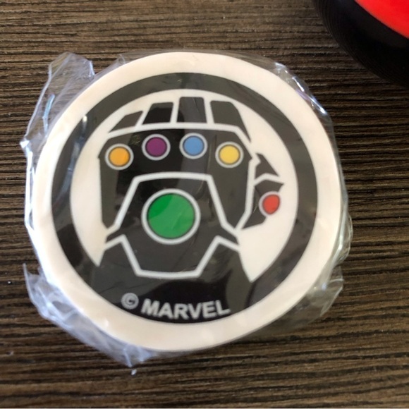 Marvel Bad Guys Mystery Capsule: Thanos Glove eraser - Picture 3 of 3